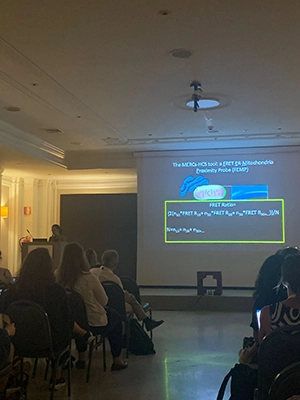 Marta on stage @EMBO Contact sites 2023 talking about the FEMP probe